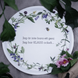 Bricka - Jag är inte bara ett geni 38 cm