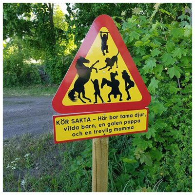 Familj med häst och hund rolig skylt happy print