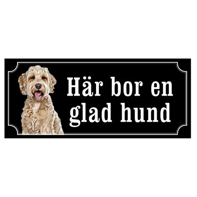 labradoodle skylt i gammaldagsstil här bor en glad hund