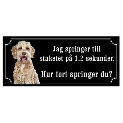 labradoodle skylt i gammaldagsstil jag springer till staketet på 1,2 sek