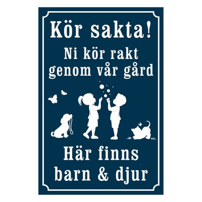 Kör sakta! Ni kör rakt genom vår gård skylt på landcet gårdsplan att man kör genom någons gård skylt visa hänsyn blå gammaldags