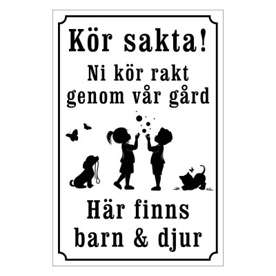 Kör sakta! Ni kör rakt genom vår gård skylt på landcet gårdsplan att man kör genom någons gård skylt visa hänsyn vit svart emalj