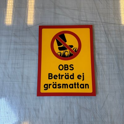 Fynd - OBS Beträd ej gräsmattan