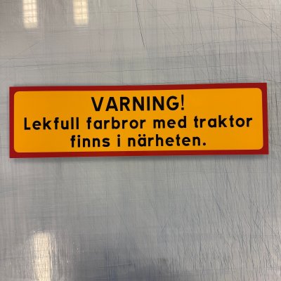 Fynd - Varning! Lekfull farbror med traktor