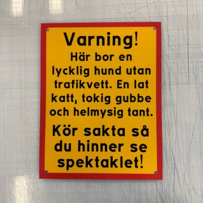 Fynd - Varning här bor en lycklig hund