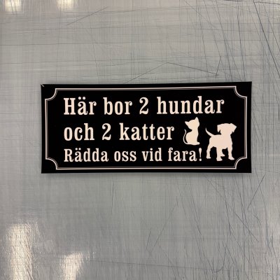 Fynd - Dekal, Här bor 2 hundar, 2 katter