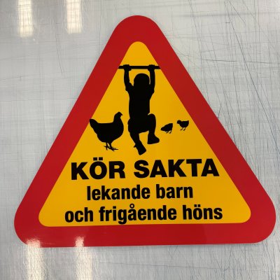 Fynd - Varningstriangel, kör sakta, reflekterande