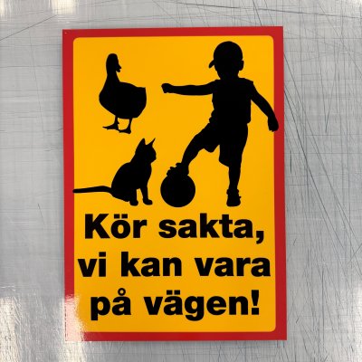 Fynd - Kör sakta, vi kan vara på vägen