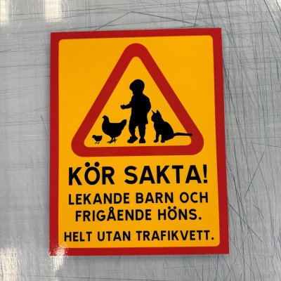 Fynd - Kör sakta, lekande barn, frigående höns