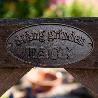 stäng grinden fin skylt i gjutjärn järnskylt stäng grinden