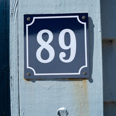 nummerskylt till hus blå