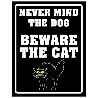 P1150803 snäll hund elak katt akta katten mean cat varning för katt rolig kattskylt skylt