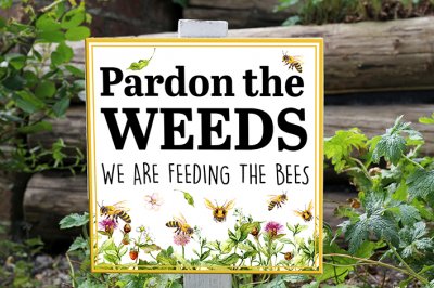 rädda bina skylt till trädgården pardon the weeds we are feeding the bees