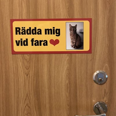 skylt med egen bild egen design på skylt skylt med alla hundraser hundras skylt eget foto bild Rädda mig vid fara (Egen bild)