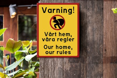 Här har du en riktigt hotfull skylt som hjälper mot inbrottstjuvar
Vårt hem, våra regler Our home, our rules​