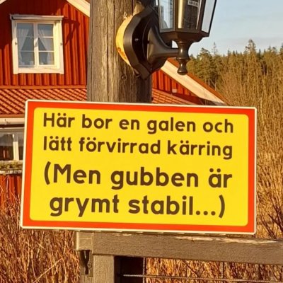 Här bor en galen och lätt förvirrad kärring, gubben är grymt stabil